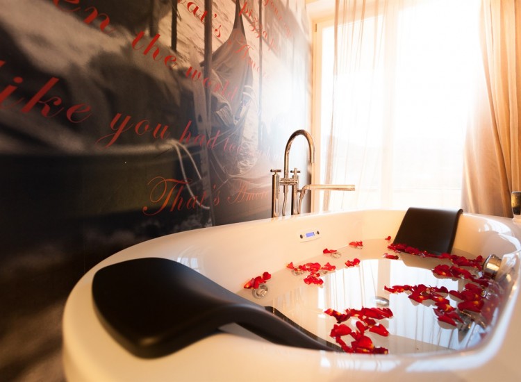 10 Hotel Rooms With Jacuzzi Tubs in New York Neighborhoods