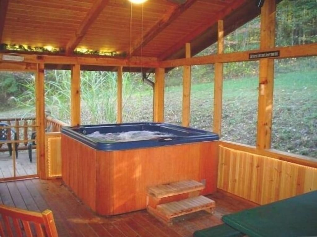 10 Cabins Hot Tub in New York Neighborhoods