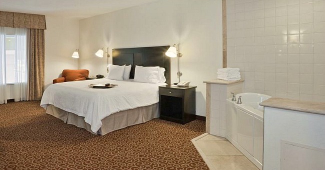 10 Jacuzzi Suites in New York Neighborhoods