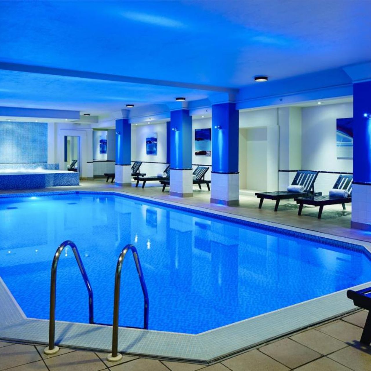 10 Hotels With Hot Tub in New York Neighborhoods