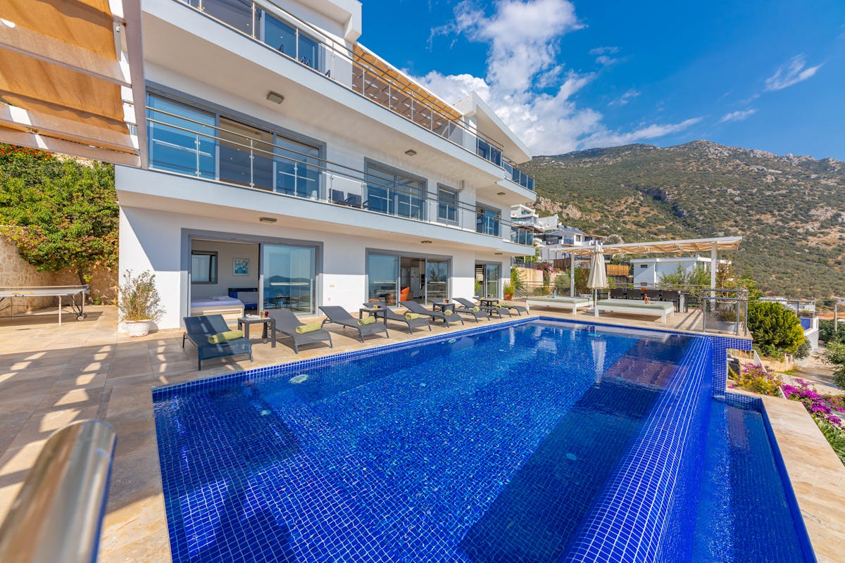 10 Hotels With Indoor Pool in New York Neighborhoods