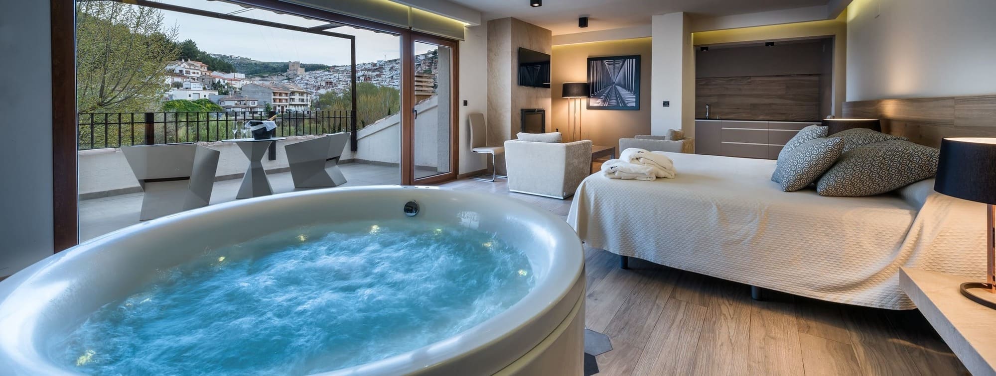 10 Hotels Hot Tub In Room in New York Neighborhoods