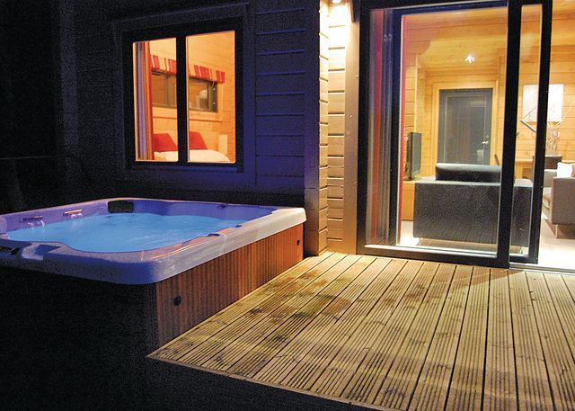 10 Hotels With Hot Tubs in Los Angeles Neighborhoods