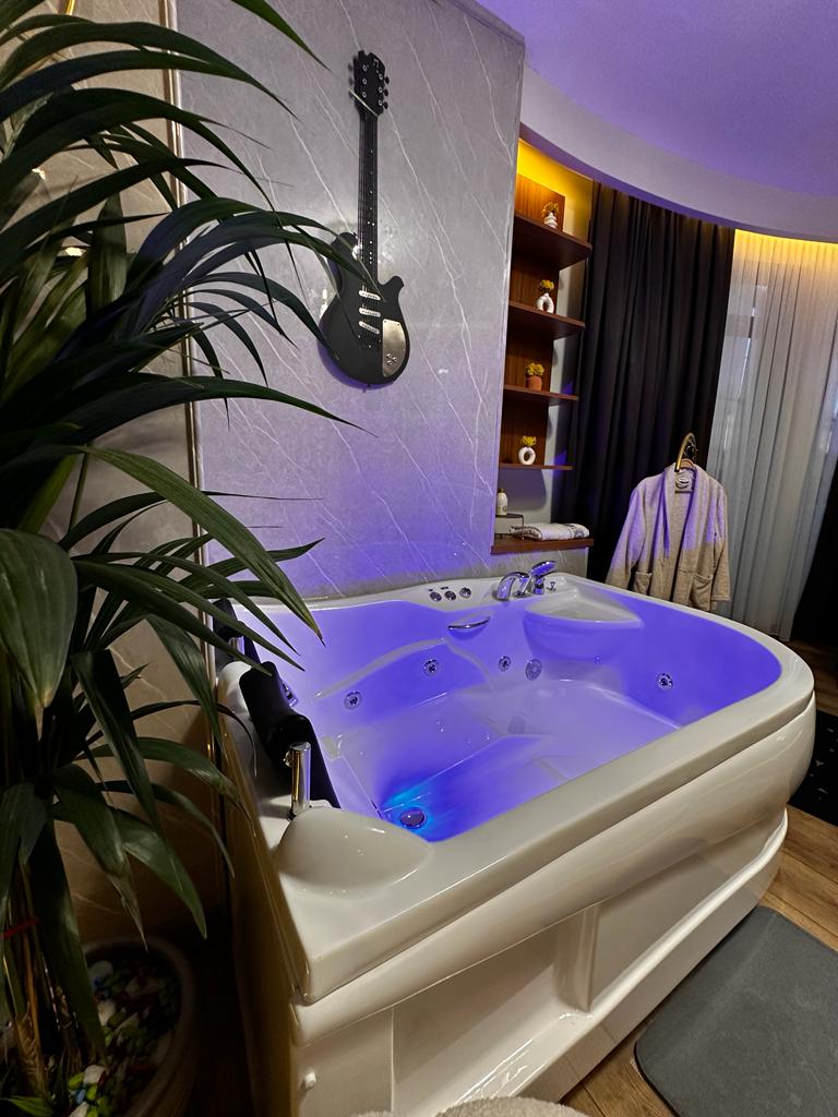 10 Room With Jacuzzi in New York Neighborhoods